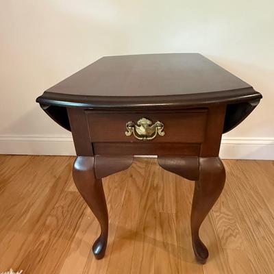 Drop leaf end Queen Ann style table