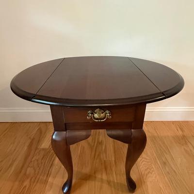 Drop leaf end Queen Ann style table