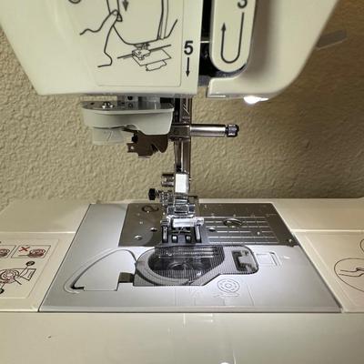 Brother SE400 Sewing/Embroidery Machine and Accessories