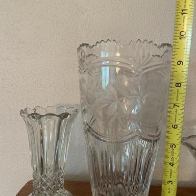 2 Clear glass vases and 2 baskets