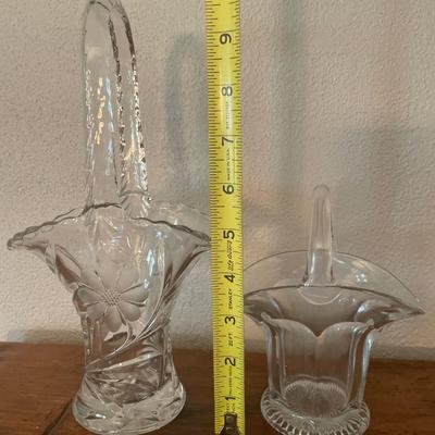 2 Clear glass vases and 2 baskets