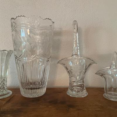 2 Clear glass vases and 2 baskets