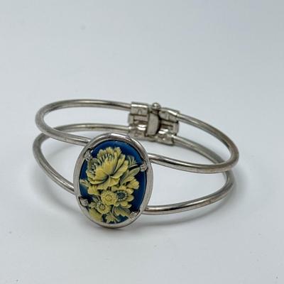 Vintage Cameo Jewelry and Other Ornate Items (ST-DZ)