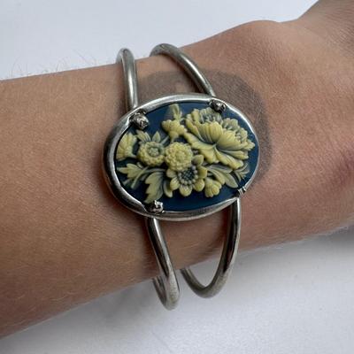 Vintage Cameo Jewelry and Other Ornate Items (ST-DZ)