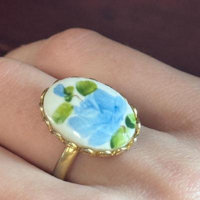 Vintage Cameo Jewelry and Other Ornate Items (ST-DZ)