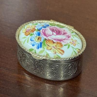 Vintage Cameo Jewelry and Other Ornate Items (ST-DZ)