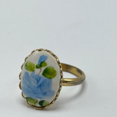 Vintage Cameo Jewelry and Other Ornate Items (ST-DZ)