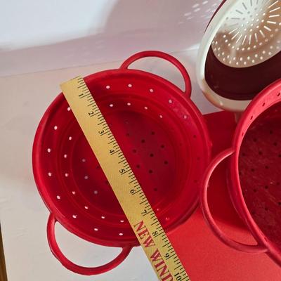 Four Collapsible Silicone Colander - Colanders with a plastic cutting board