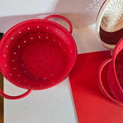 Four Collapsible Silicone Colander - Colanders with a plastic cutting board