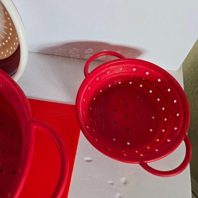 Four Collapsible Silicone Colander - Colanders with a plastic cutting board