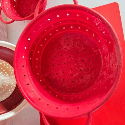 Four Collapsible Silicone Colander - Colanders with a plastic cutting board