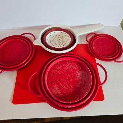 Four Collapsible Silicone Colander - Colanders with a plastic cutting board