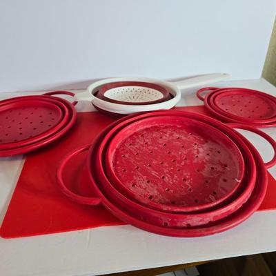 Four Collapsible Silicone Colander - Colanders with a plastic cutting board