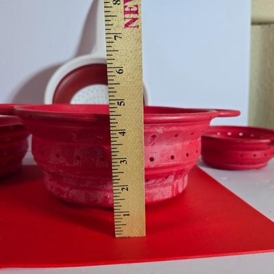 Four Collapsible Silicone Colander - Colanders with a plastic cutting board
