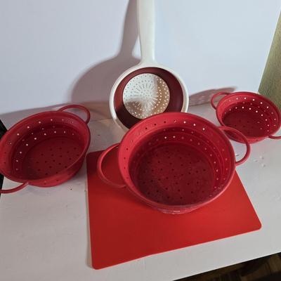 Four Collapsible Silicone Colander - Colanders with a plastic cutting board