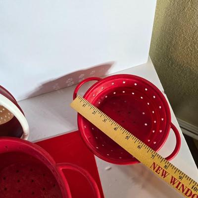Four Collapsible Silicone Colander - Colanders with a plastic cutting board