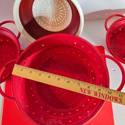 Four Collapsible Silicone Colander - Colanders with a plastic cutting board