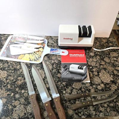 Knife & Sharpener Lot – Chef’s Choice Model 310 electric knife sharpener with some knives and a cutting board