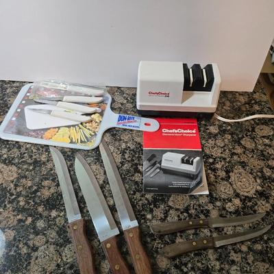 Knife & Sharpener Lot – Chef’s Choice Model 310 electric knife sharpener with some knives and a cutting board