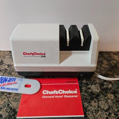 Knife & Sharpener Lot – Chef’s Choice Model 310 electric knife sharpener with some knives and a cutting board