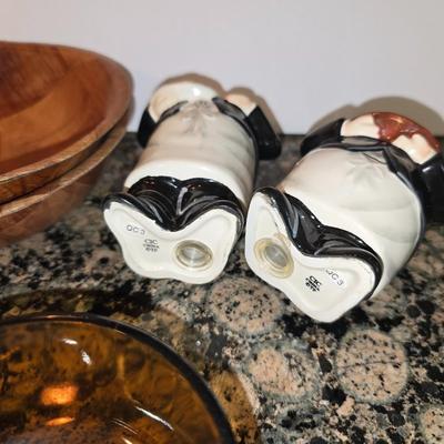 Vintage Kitchen Lot – Pyrex, Wooden Bowls, & More