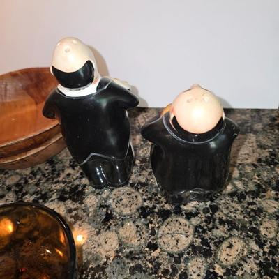 Vintage Kitchen Lot – Pyrex, Wooden Bowls, & More