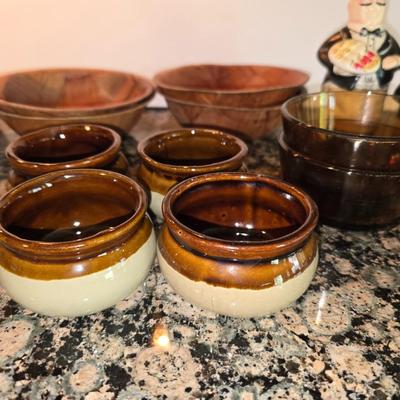 Vintage Kitchen Lot – Pyrex, Wooden Bowls, & More