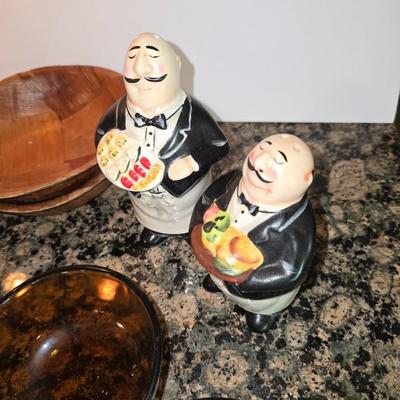 Vintage Kitchen Lot – Pyrex, Wooden Bowls, & More