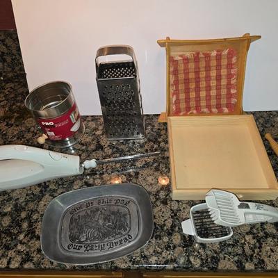 Utility Kitchen Gadget Lot – Electric knife, Grater, Sifter & More