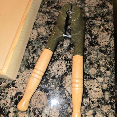Utility Kitchen Gadget Lot – Electric knife, Grater, Sifter & More