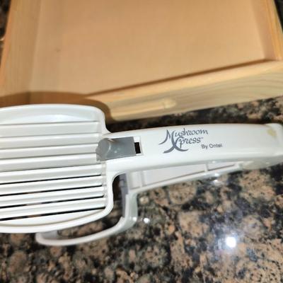 Utility Kitchen Gadget Lot – Electric knife, Grater, Sifter & More