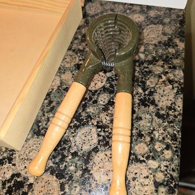 Utility Kitchen Gadget Lot – Electric knife, Grater, Sifter & More