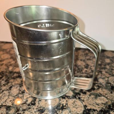 Utility Kitchen Gadget Lot – Electric knife, Grater, Sifter & More