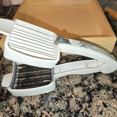 Utility Kitchen Gadget Lot – Electric knife, Grater, Sifter & More