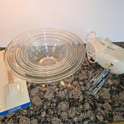 Baking Prep Lot – Nesting Glass Bowls, Hand Mixer & a brand new Spatula