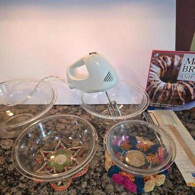 Baking Prep Lot – Nesting Glass Bowls, Hand Mixer & a brand new Spatula