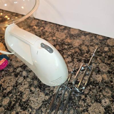 Baking Prep Lot – Nesting Glass Bowls, Hand Mixer & a brand new Spatula