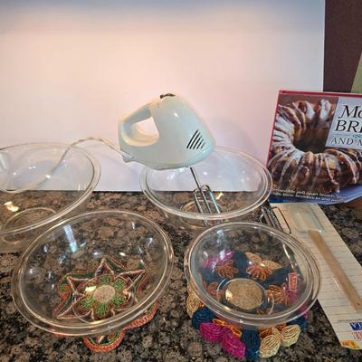 Baking Prep Lot – Nesting Glass Bowls, Hand Mixer & a brand new Spatula