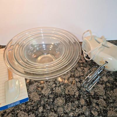 Baking Prep Lot – Nesting Glass Bowls, Hand Mixer & a brand new Spatula