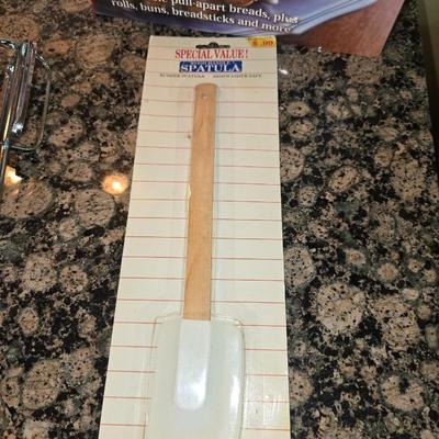 Baking Prep Lot – Nesting Glass Bowls, Hand Mixer & a brand new Spatula