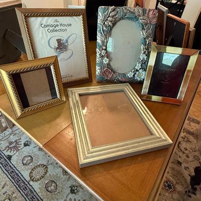 Lot of gold and floral frames