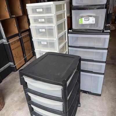 Plastic storage containers