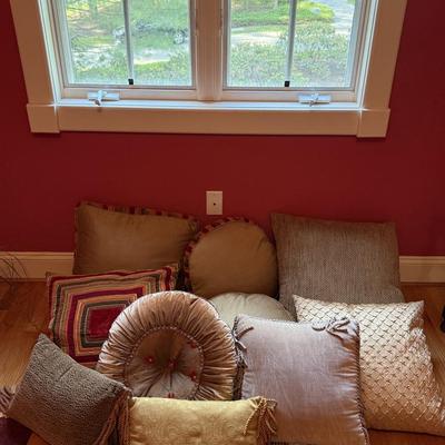 Lot of throw pillows