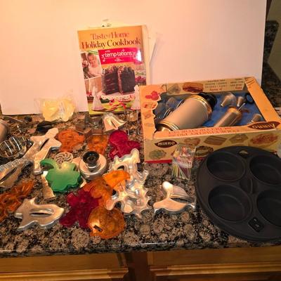 Vintage Holiday Baking Lot – Cookie Press, Cutters, New spatulas, Cookbook & More (40+ pcs)