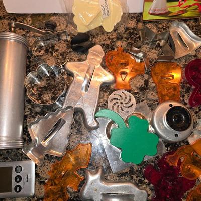 Vintage Holiday Baking Lot – Cookie Press, Cutters, New spatulas, Cookbook & More (40+ pcs)