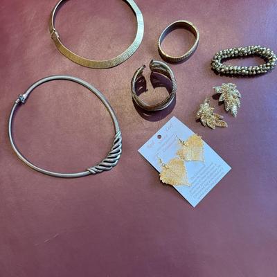 Lot of mostly gold plated jewelry