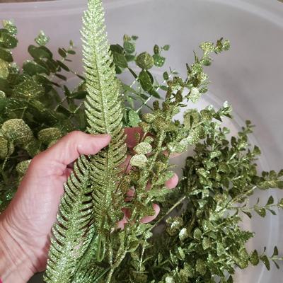 Christmas Wreaths and More (G-KD)