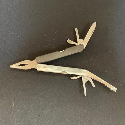 Six Pocket Knives Plus Multitool (LR-SS)