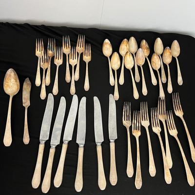 Antique Oneida Community Silverplate Silverware Paul Revere Pattern 34 Pc.