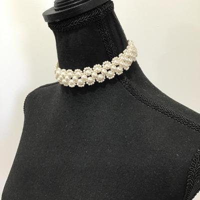 Vintage faux pearl choker necklace